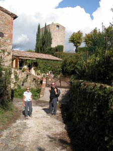La Torre di Collemuccioli salendo verso la Pieve di Cellole (22421 bytes)